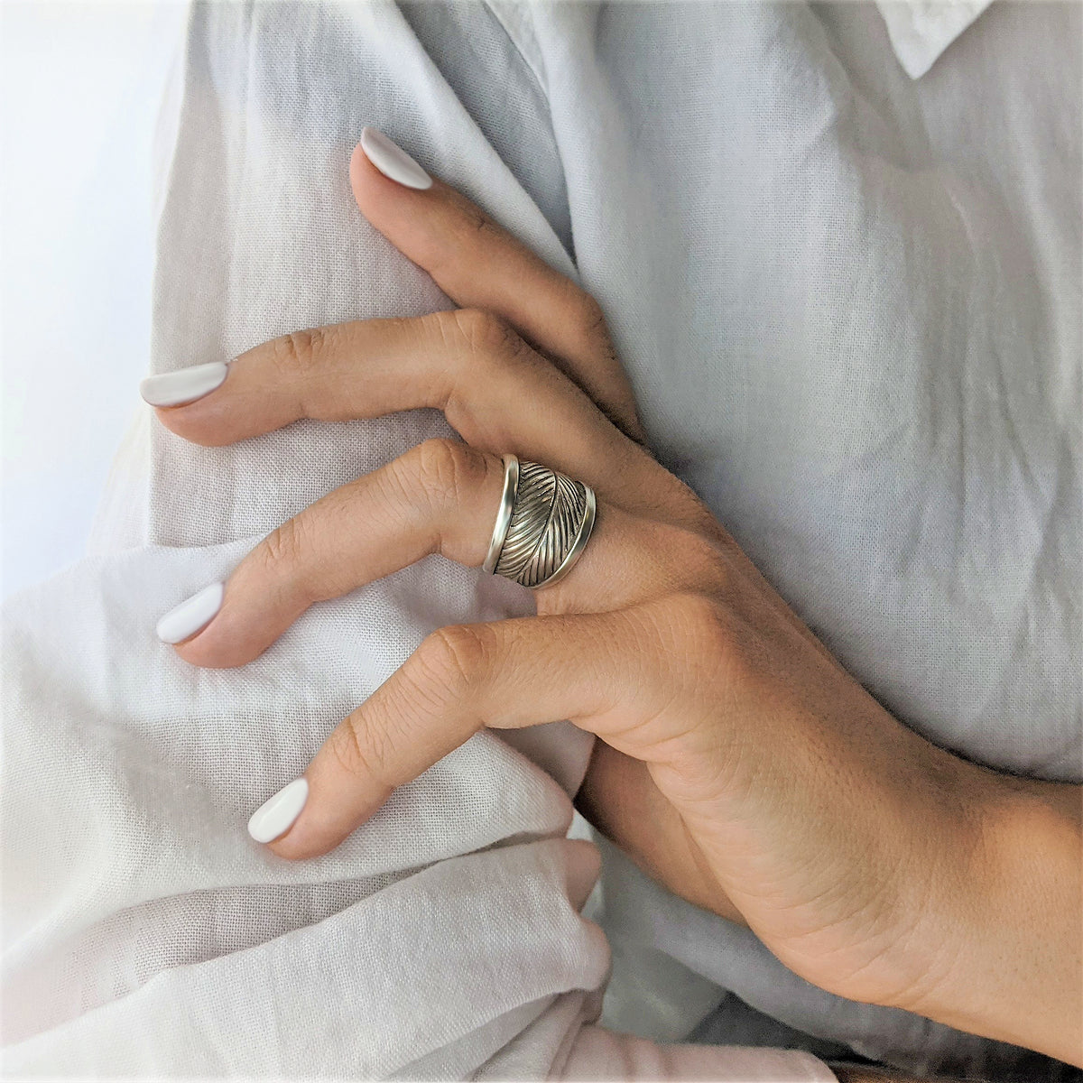 81stgeneration Karen Hill Tribe Braccialetto Impilabile in Argento | Design a Tubo Piatto Martellato in Argento 999 | Bracciale Rigido Chiuso Rotondo 81stgeneration Karen Hill Tribe Braccialetto Impilabile in Argento | Design a Tubo Piatto Martellato in Argento 999 | Bracciale Rigido Chiuso Rotondo