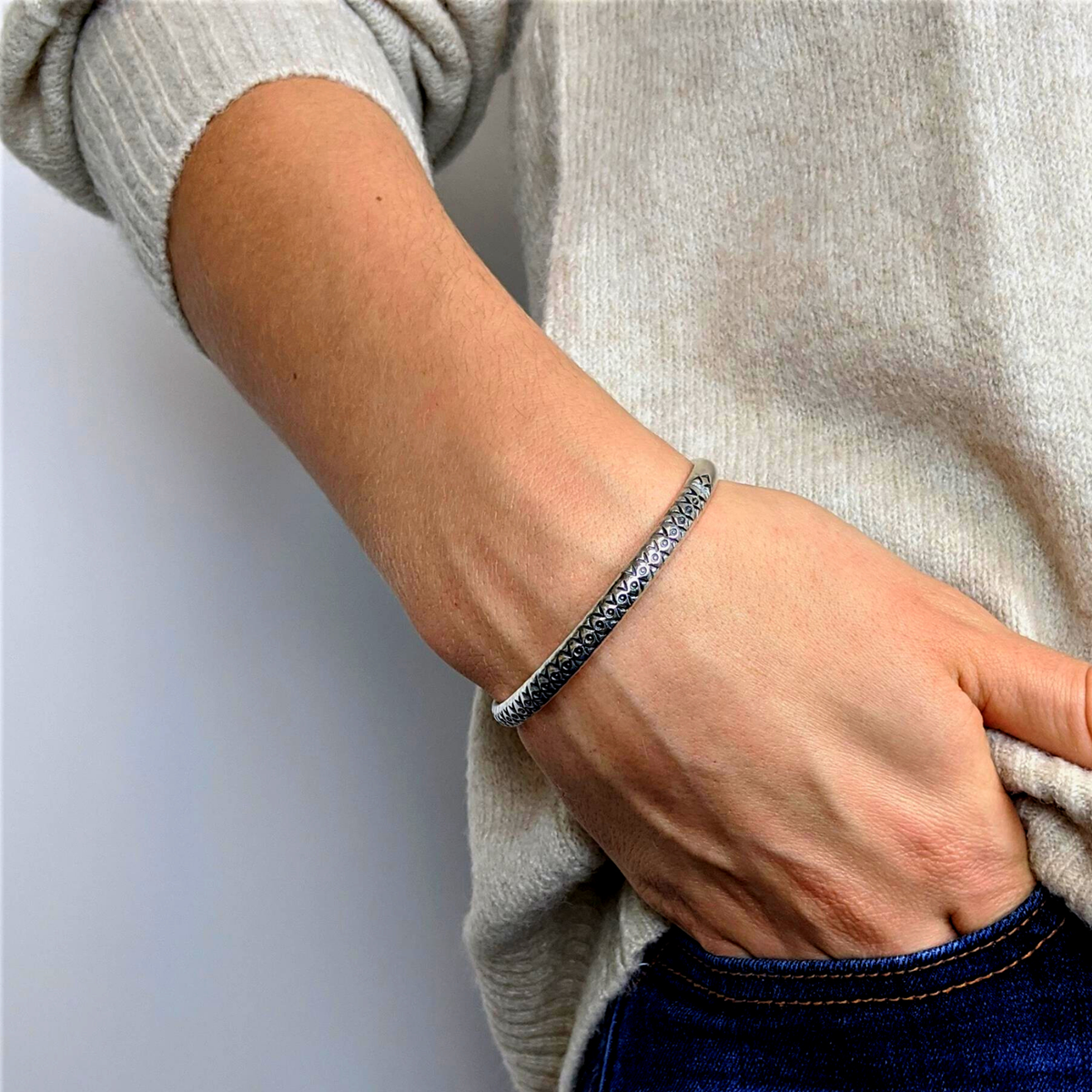 81stgeneration Pulsera De Plata Pura 999 Karen Hill Tribe Martillada Plana Apilable Para Mujer, Plata Esterlina Plata