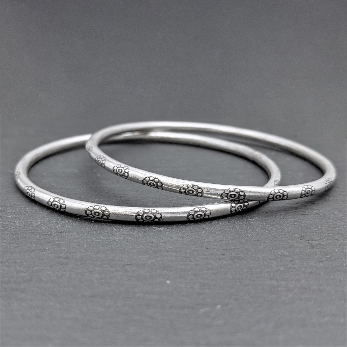 81stgeneration Karen Hill Tribe Bracciale Sottile Rotondo in Argento Inciso con Motivo Tribale | Bracciale Rigido Impilabile in Argento Massiccio 999, Rotondo e Chiuso, per Donna 81stgeneration Karen Hill Tribe Bracciale Sottile Rotondo in Argento Inciso con Motivo Tribale | Bracciale Rigido Impilabile in Argento Massiccio 999, Rotondo e Chiuso, per Donna