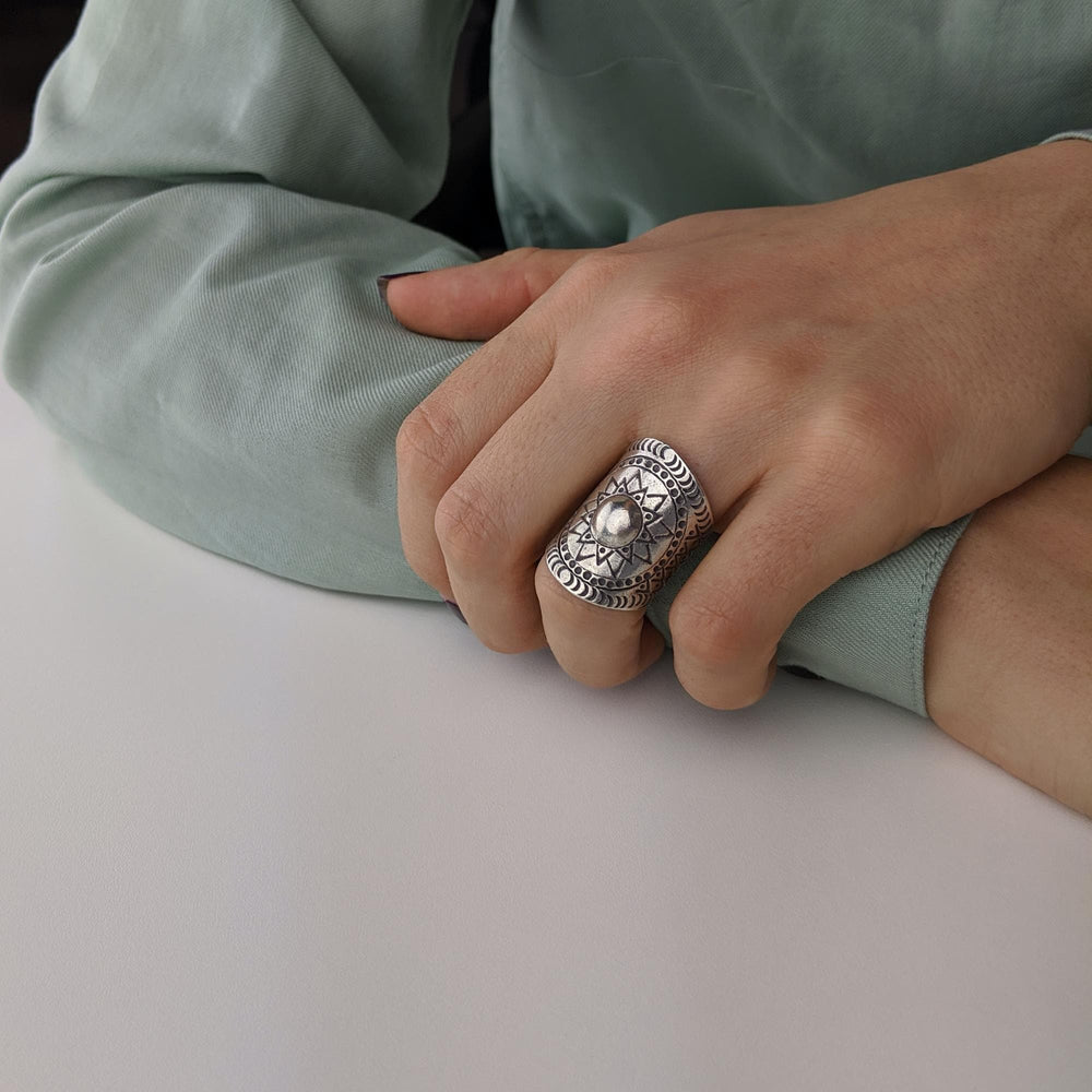 Gucci thin silver store ring with feline head