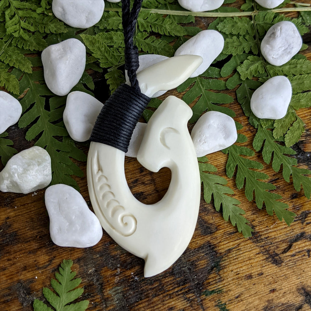 Amazon.com: 81stgeneration Women's Men's Hand Carved Bone Maori Hei Matau  Fish Hook Pendant Necklace : Clothing, Shoes & Jewelry