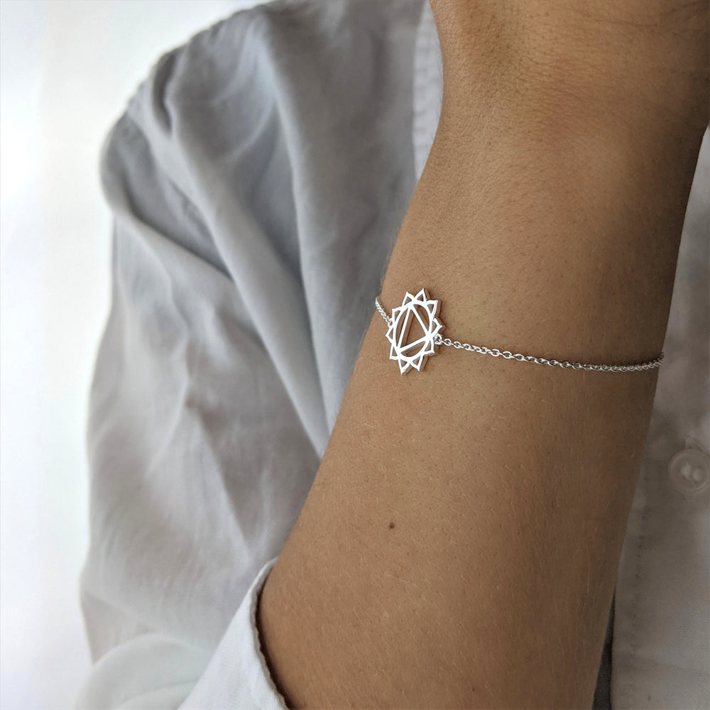 
                  
                    Sterling Silver Cut-Out Solar Plexus Chakra Thin Cable Chain Bracelet
                  
                